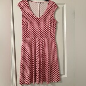 Women’s New York & Company Medium Dress. Pullover v-neck. Pinkish-red color.